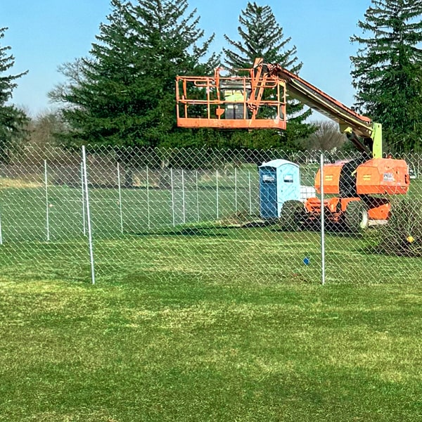 temporary chain link fence is highly recommended for outdoor construction sites as it provides security, safety, and acts as a barrier between the construction site and pedestrians